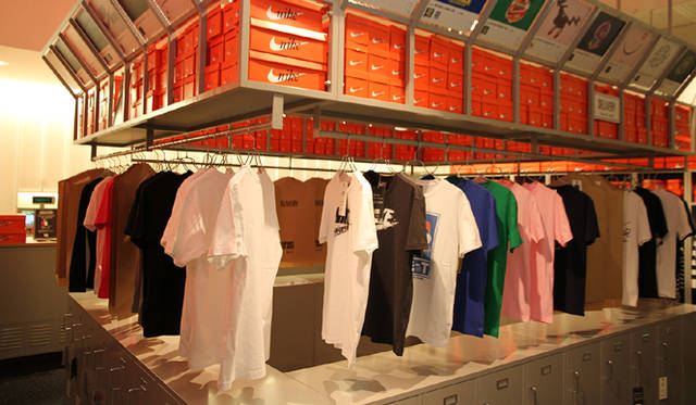 <strong>BEAMS T meets NIKE SPORTSWEAR</strong>　ロッカールームをイメージした店内。