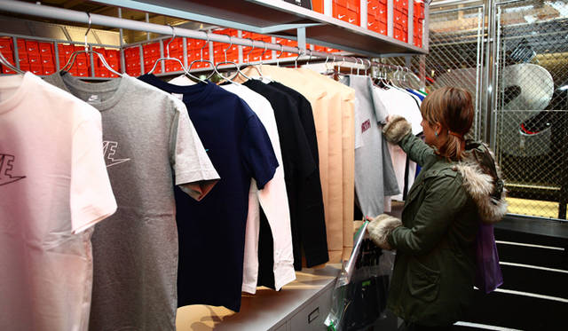 <strong>BEAMS T meets NIKE SPORTSWEAR</strong>　床はトラック競技場の地面になっている。