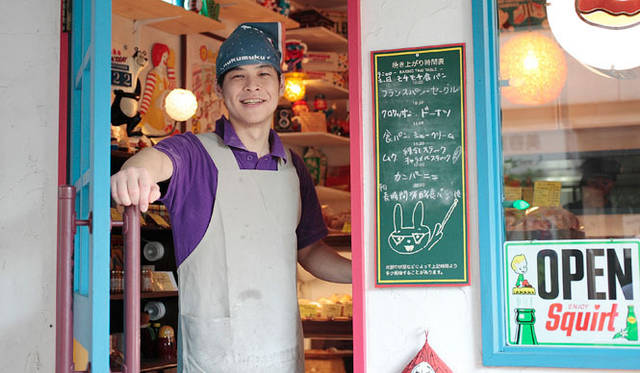 <strong>nuku muku｜ヌクムク</strong>　「ひとつひとつ愛着とこだわりをもってつくっています」と、笑顔の与儀高志オーナー。