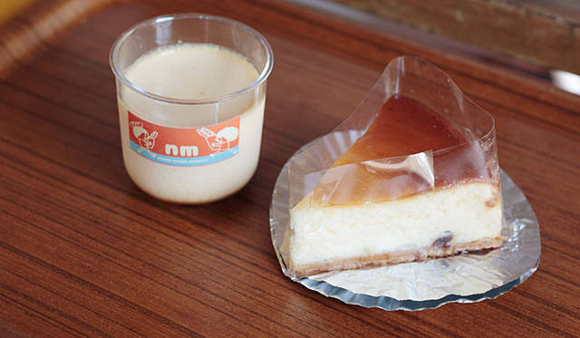 <strong>nuku muku｜ヌクムク</strong>　コクのある奥久慈卵、マダガスカル産のバニラビーンズなど、こだわり素材でつくるなめらかな「nukuプリン」は期間限定。人気の「ヌクムク風焼きチーズケーキ」は、ラムレーズンがアクセント。焼きあがり予定時間 10:00　プリン1個250円、チーズケーキ1ピース320円