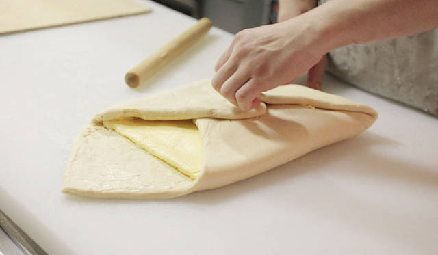 <strong>nuku muku｜ヌクムク</strong>　生地を熟成させ、焼きあがるまで4日かかる「クロワッサン」。生地にバターを折り込んでいく作業は、スピードと正確さが必要だ。