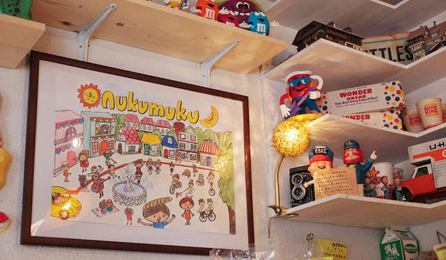 <strong>nuku muku｜ヌクムク</strong>　店内に飾られた、ほのぼのとするイラスト。凝ったつくりのお店のホームページは、奥さまのお兄さんによるもの。今後はエコバッグなどのグッズにも力を入れていく予定だ。