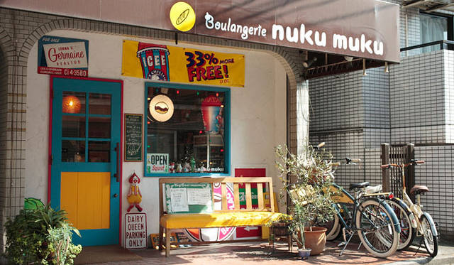 <strong>nuku muku｜ヌクムク</strong>　ヴィンテージをあつかう雑貨屋さんか、アメリカンダイナーを思わせる外観。「おもちゃ屋さん？　雑貨屋さん？」とまちがえて入って来るお客さんもいるそうだ。