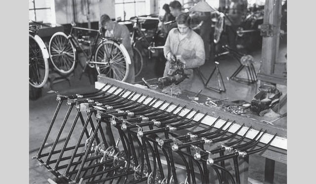 <strong>Gazelle｜ガゼル</strong>　「ガゼル」の歴史は、ある郵便局員がその職を辞めてイギリスからワンオーダーの自転車を仕入れたことにさかのぼる。この輸入業が繁盛して得た富で現在の工場がある土地を購入し、今度は彼自身が自転車を製作しはじめた。