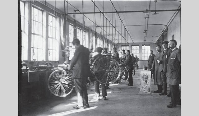 <strong>Gazelle｜ガゼル</strong>　第1号車が誕生して以来、1930年代には初のふたり乗りモデルやPhilips社デザインの電動自転車を発表し、総生産台数も1999年に1000万台を突破。現在では1400万台を目前にしている。