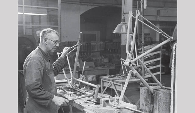 <strong>Gazelle｜ガゼル</strong>　創業100周年の1992年には敬意を表した女王により王室の称号「Koninklijke (Royal Dutch)」が冠せられ、今日では名実ともにオランダを代表する企業のひとつ。