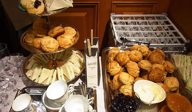 <strong>連載｜信國太志</strong>　店内でおこなわれたすてきなパーティでは、英国らしくマフィンとジントニックとギネスとキュウリサンドが振る舞われました。そんなクラシックなカクテルパーティもいいものです。