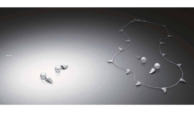 <strong>TASAKI｜タサキ</strong>　「thorns （ソーンズ）」　ピアス（WG/あこや真珠/ダイヤモンド） 23万1000円、ペンダント（WG/ダイヤモンド） 199万5000円