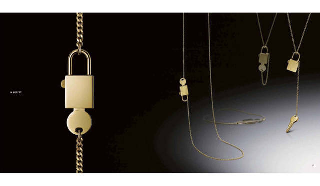 <strong>TASAKI｜タサキ</strong>　クラスプシリーズ「a-secret （アシークレット）」 左から ペンダント（YG） 12万6000円、ブレスレット（YG） 17万8500円、チェーンペンダント（YG） 23万1000円、