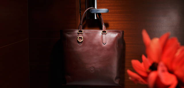 <strong>Salvatore Ferragamo｜サルヴァトーレ フェラガモ</strong> 女性は、男にバッグを贈ることを躊躇しがちだ。たしかに、男にとって最良のビジネスバッグは機能優先でなくてはならないが、オフの日にもてるカジュアルなバッグは、どんなスタイルにも似合う上質でシンプルなものがいい。たとえばカーフレザーのトート。ガンチーニのオーナメントには、キーループをつけることも可能だ。開口部はジップで閉じられるのもいい。茶革の深い色合いは、やがてもち主とともに味わいを増すことを待ち望んでいる。女性はバッグに自分を重ねて贈るといい。男はともに歩んでいけるバッグのように、傍らにいてほしい女性を選ぶものだから。トートバッグ 15万9600円