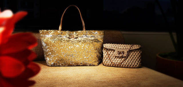 <strong>Salvatore Ferragamo｜サルヴァトーレ フェラガモ</strong> “女性には、なぜたくさんのバッグが必要なのか”。男にとって永遠のテーマである。前回も、前々回もバッグを贈ったはずなのに、それでもまだ彼女はバッグを欲しがる。「その日の行き先、その日の服、その日の靴、その日の気分に相応しいバッグは、この世にたったひとつしか存在しないから」。そんな女性の声を優しく受け止めたい。シルクのジャケットをまとって出かけるイブニングには、片面にミクロパイエットを敷き詰め、“ヴァラ”リボンをあしらったバッグでなくてはならない。背面はファブリックなので、服にひっかけたりする心配がないからだ。ベージュのラフィア風素材をニッティングにしたチェーンショルダーは、シフォンのドレスに合わせて。クロージャーにはもちろんガンチーニ。チェーンを外せばクラッチにもなる。フォーマルなパーティにほかの選択肢はない。そんな女心が理解できる男だけが、女性を愛する資格を有するのだ。左／10万3950円、右／14万9100円