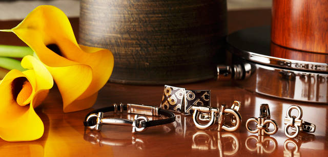 <strong>Salvatore Ferragamo｜サルヴァトーレ フェラガモ</strong> スーツのブランドは覚えていなくても、時計やアクセサリー、カフリンクス単体を覚えているというのが女性というもの。男は森を見て、木を見ず、女性は木を見て、森を見ずというではないか。もし、ブレスやカフリンクスをプレゼントしてくれる女性がいたら、きっと彼女は貴方の細かなところに注目しているはずである。クレリックシャツかダブルカフスのシャツを着ていたことを覚えていたのだろう。袖口にぜひにと選んでくれたフェラガモの小物たちは、ブランドのアイコンであるガンチーニが主張する。バッグの留め具につかわれたイタリア語で「鍵」を表す「ガンチョ」がモチーフ。その鍵を開けるのは、もちろん女性のほうだ。可動式のガンチーニとレザーを組み合わせたブレスレット 2万9400円。ガンチーニモチーフのカフリンクス。各2万2050円