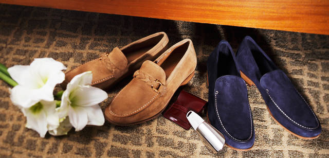 <strong>Salvatore Ferragamo｜サルヴァトーレ フェラガモ</strong> 靴を見れば、ファッションコンシャスかどうかわかるといわれて久しい。つまり、こだわりある男性には相応の靴が必要なのである。オンタイムの靴とはべつに、オフを一緒に楽しむ靴は、軽快なはき心地のスエードシューズ。素足ではいて心地良いアンライニングのスリッポンは、フランス産の上質なカーフスエードを用いている。甲のモカ縫いステッチをアクセントに、ドレスなジャケット姿にも、デニムのスポーティなスタイルにも似合う極上の足元を体現してくれるだろう。世の男性にとって靴をプレゼントされることは、ちょっと意外なことではないだろうか。だからこそ記憶に残る特別な日になるはずだ。喜びをあらわすなら欧米の紳士のようにその場でプレゼントされた靴に履き替えて、ディナーに出かけてみてはいかがだろう。左／6万5100円、シューホーン 2万8350円、右／5万9850円