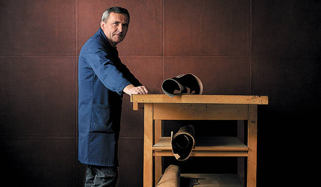 <strong>J.M. Weston│ジェイエムウエストン</strong>　J.M. Weston の靴は、見えない部分まですべてのパーツが天然素材を用いて、全工程がそれぞれ専門の熟練した職人の手作業によって伝統技術に忠実につくられている。1足のJ.M. Weston の靴が完成するまでには、約2ヵ月、150 以上の工程が必要で、ハーフサイズごとのサイズ展開、7段階までのウィズ（横幅）展開は、ひとりひとりにぴったり合う快適な靴を提供する。