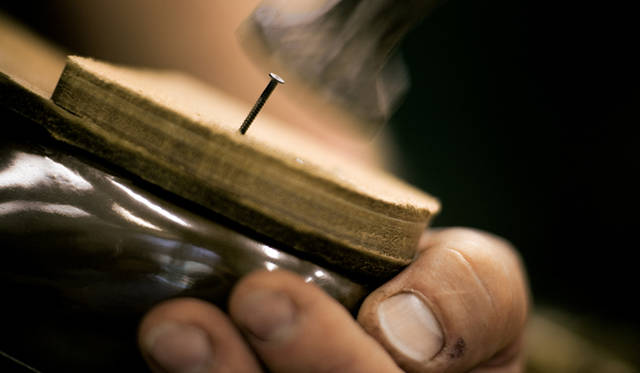 <strong>J.M. Weston│ジェイエムウエストン</strong>　世界でも唯一自社でソールレザー専門のタナリーを所有している靴メーカーのJ.M. Weston。18世紀から継承されるタナリーでは、伝統的なベジタブルタンニングでソール用のレザーが鞣（なめ）され、その工程は1年間にもおよび、その間、原革は植物のタンニンとオークタンに浸される。このユニークな工程により、ソールに比類なき強度が与えられ、同時に天然の柔軟性を保持できる。この独特のベジタブルタンニングプロセスにより、革は木材と同様の強度となり、内革が直接グッドイヤーウエルト製法でソールに縫い込まれていく。