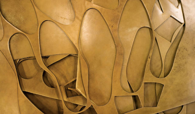 <strong>J.M. Weston│ジェイエムウエストン</strong>　革をカットする専門の職人は、採用された革のなかからさらに最良のパーツだけをアッパーに使用し、パーツごとに一足分づつ職人の手でカットされる。革切職人は、本来の原皮がもつ自然な柄や繊細な色調に、革の繊維を合わせてカットし、その後アッパーのパーツは一足づつ縫製される。