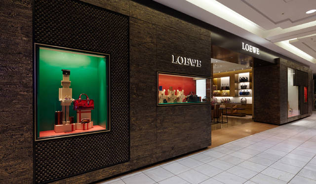 <strong>LOEWE｜ロエベ</strong>　ブティックを訪れると、まず目に入るのは楽しげなショーウィンドウ。この年末は、アーティストのゲイリー・カードとコラボレイトした、ペーパー・クラフツが飾られている。外壁にはレザーの結び目モチーフがほどこされている。ロエベというブランドと最高級レザーとの親和性を物語るかのよう。