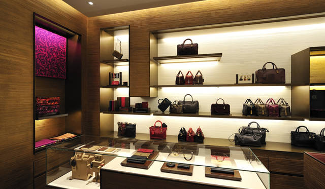 <strong>LOEWE｜ロエベ</strong>　ブティック正面奥。アマソナをはじめ、代表的なバッグが並ぶ。