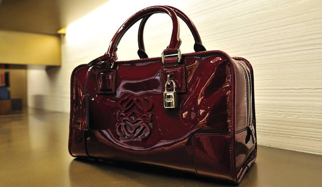 <strong>LOEWE｜ロエベ</strong>　リニューアルオープン記念として高島屋横浜店にて先行発売された「アマソナ 28」。日本限定カラーの情熱的なダークレッドは、着こなしにも映えることはまちがいない。バッグ [W29×H17×D14cm] 15万7500円