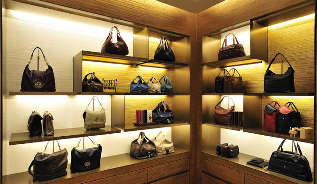 <strong>LOEWE｜ロエベ</strong>　「オロ（スペイン語で“ゴールド”）」と白とが壁面をグラフィカルに彩り、遊び心を醸し出している。