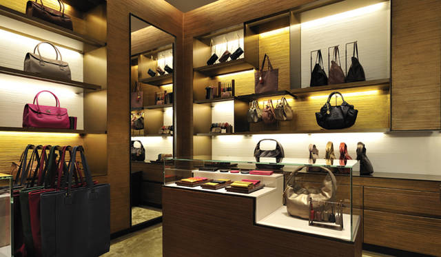 <strong>LOEWE｜ロエベ</strong>　バッグはもちろん、コインケースやカードケースなど、さまざまなアイテムがそろう。