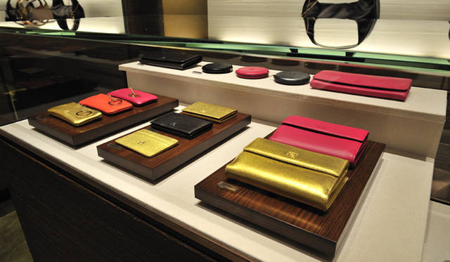 <strong>LOEWE｜ロエベ</strong>　プレゼントに最適なウォレットやコインケース。色鮮やかなカラーリングはクリスマス時期にぴったり。