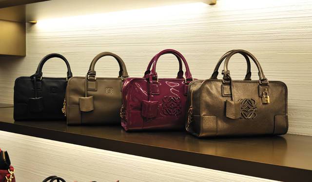 <strong>LOEWE｜ロエベ</strong>　定番バッグ「アマソナ」は、サイズやカラー、種類も豊富。