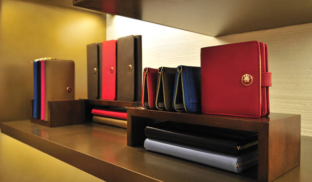 <strong>LOEWE｜ロエベ</strong>　ウォレットのバリエーション。レザーの発色の良さはロエベならでは。