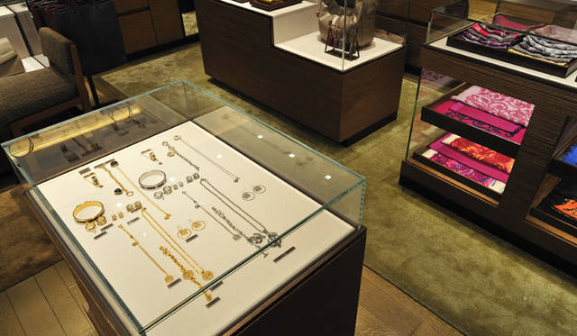 <strong>LOEWE｜ロエベ</strong>　アクセサリーコーナーも充実。用途も広く使いやすい大判スカーフも数多くラインナップ。