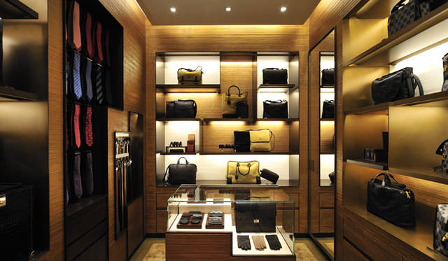 <strong>LOEWE｜ロエベ</strong>　ブティック左手の奥にあるメンズコーナー。