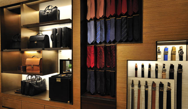 <strong>LOEWE｜ロエベ</strong>　ビジネスシーンに対応する、ネクタイやバッグ、カフリンクスなども並ぶ。