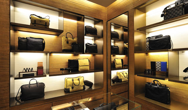 <strong>LOEWE｜ロエベ</strong>　落ち着いた空間のなかで、ゆっくりとショッピングを楽しみたい。