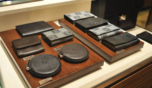 <strong>LOEWE｜ロエベ</strong>　ウォレット、コインケース、キーケースなど、メンズ小物も豊富。