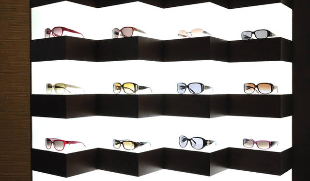 <strong>LOEWE｜ロエベ</strong>　グラフィカルなシェルフに並べられた色とりどりのアイウェア。