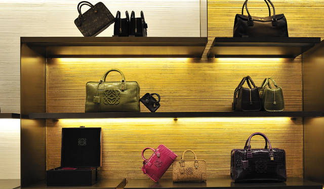 <strong>LOEWE｜ロエベ</strong>　エキゾチックレザーのバッグはオーダーで。クロコダイルやオストリッチなど、世界でも最高級のレザーでつくられたバッグが並ぶ。