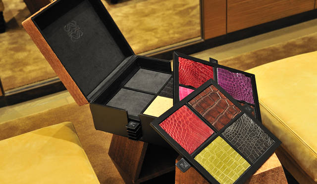 <strong>LOEWE｜ロエベ</strong>　ロエベ各店を巡回しているメイド・トゥ・オーダー。オストリッチは5色。クロコダイルは艶あり5色、艶なし6色、そしてライニングは6色のナパレザーから選択可能。本体内側のレザープレートにイニシャルの刻印ができる。オストリッチ 49万3500円～、クロコダイル 106万5750円～。高島屋横浜店では11月28日（日）まで受付可能。
