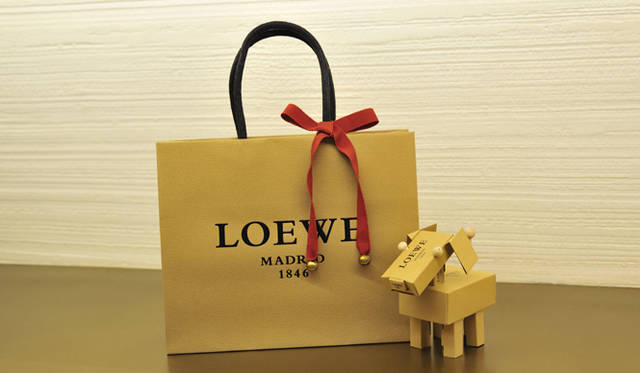 <strong>LOEWE｜ロエベ</strong>　イギリス人アーティスト、ゲイリー・カードと組んでつくられた、キュートな犬をモチーフにしたスペシャルギフト。10万円（税抜き）以上購入した方に、限定数・先着順にてプレゼント！