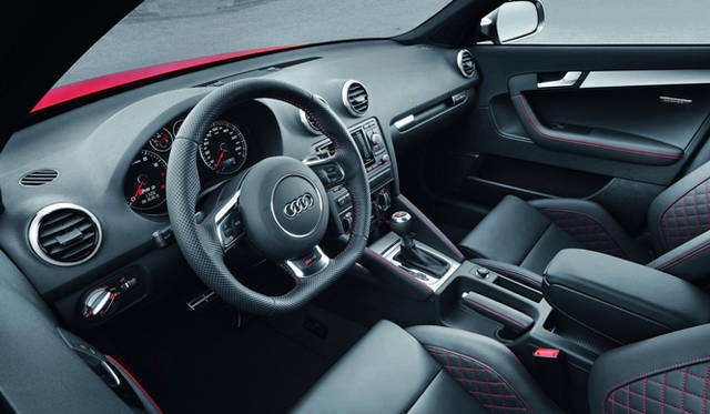 <strong>Audi RS3 Sportback｜アウディ RS3 スポーツバック</strong>