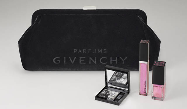 <strong>PARFUMS GIVENCHY│パルファム ジバンシイ</strong>　クリスマス コレクション キット（セット内容｜ル・プリズム・アイズ・カーマイユ No.19 現品、グロス・アンテルディ No.29 現品、ヴェルニィ・プリーズ! No.174 現品、ベルベット ポーチ（サイズ：H11×W24×D5cm））　価格｜1万80円（11月5日発売）