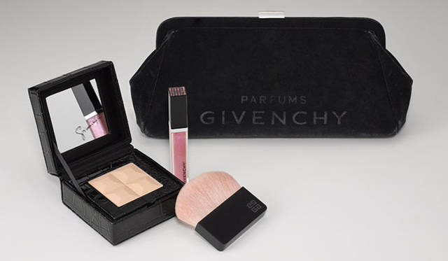 <strong>PARFUMS GIVENCHY│パルファム ジバンシイ</strong>　クリスマス コレクション ヴィンテージ キット（セット内容｜ル・プリズム・コレクター現品、グロス・アンテルディ No.29 現品、ベルベット ポーチ（サイズ：H11×W24×D5cm）　価格｜1万1760円（11月5日発売）