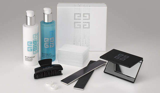 <strong>PARFUMS GIVENCHY│パルファム ジバンシイ</strong>　クリスマス スキンケア コフレ（セット内容｜メイクオフ エマルジョン 現品、イドラ スパークリング ローション 現品、ビューティツールコフレ）価格｜1万815円（11月5日発売）