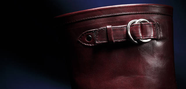 <strong>BUCCHUS｜バッカス</strong> ODESSA  足入れ口の脇にデザインされたダブルリングストラップ。サイドビューを引き締めてくれる大切なアクセント。