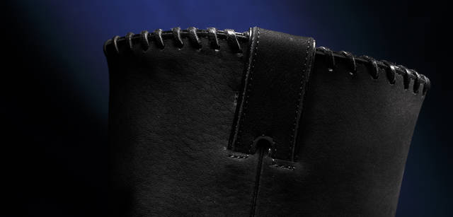 <strong>BUCCHUS｜バッカス</strong> NOMAD  足入れ部分のデコレーションは「アズキ」と 呼ばれる手法を採用。穴の直径より太いレースを通すことで、暖かみ溢れるクラフト感を演出。ノマドの名に相応しいディテールだ。