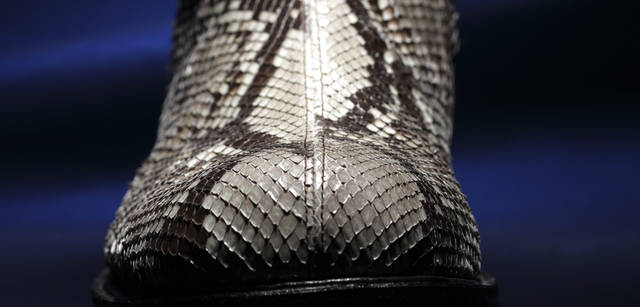  ODESSA-e’LITE センターシーム あえて甲やトゥ回りにはデコレーションを用いずシンプルにデザイン。センターシームが控えめにシャープネスを感じさせてくれる。