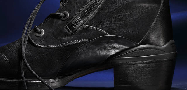 <strong>BUCCHUS｜バッカス</strong> SYNAPSE 編み上げ ハードな雰囲気をアピールするシューレースによる編み上げスタイル。大きめのアイレットやメタルフックがタフな印象を盛り上げる。そして、半円状のカンガルーインサイドアーチが主張する。