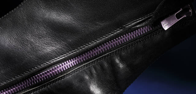 <strong>BUCCHUS｜バッカス</strong> ７周年限定モデル。インサイドを斜めに走るジップにはエクセラルミナを使用。 シンプルなデザインだが抜群の存在感が足もとを引き立てる。。