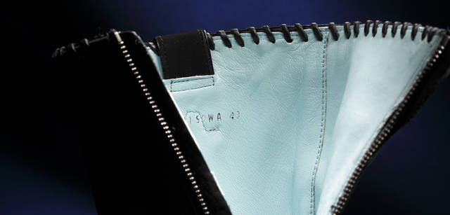 <strong>BUCCHUS｜バッカス</strong> サックスブルーライニング 清涼感溢れる淡いブルーの内装。もちろんレザーメイドだ。脱いだときにも洒落た雰囲気とクオリティの高さがが主張できる。