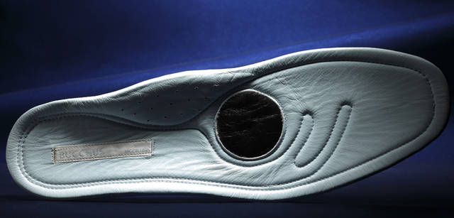 <strong>BUCCHUS｜バッカス</strong> アウトラストのフットベッド ブーツをはじめバッカスのプロダクトに配される独自開発のフットベッド（中敷き）。クッション性をもたせているため、長時間の歩行でも疲れにくくなる。