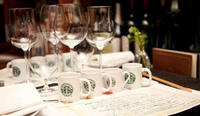 <strong>STARBUCKS｜スターバックス　コーヒーペアリングディナー</strong>　料理の数だけ、グラスとコーヒーマグが並べられた。