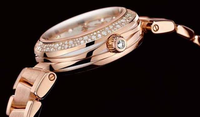 <strong>OMEGA｜オメガ</strong> 「レディマティック」。ケース径34mm。ケースは18KYG、18KRG、SSの3種類。来年③「レディマティック」。ケース径34mm。ケースは18KYG、18KRG、SSの3種類。来年